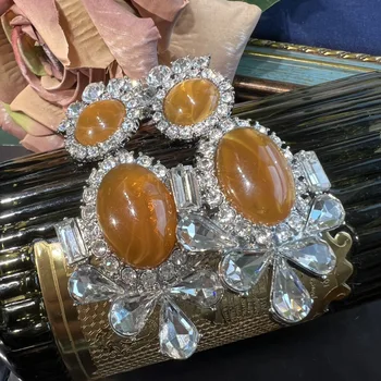реколта стъклени обеци-карамфил с широко рамо, инкрустирани с кристали